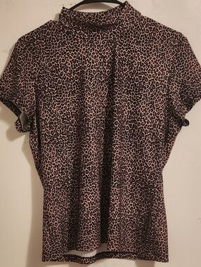 No Boundaries Leopard Mock Neck Short Sleeve Top! PERFECT CONDITION. SIZE LARGE!